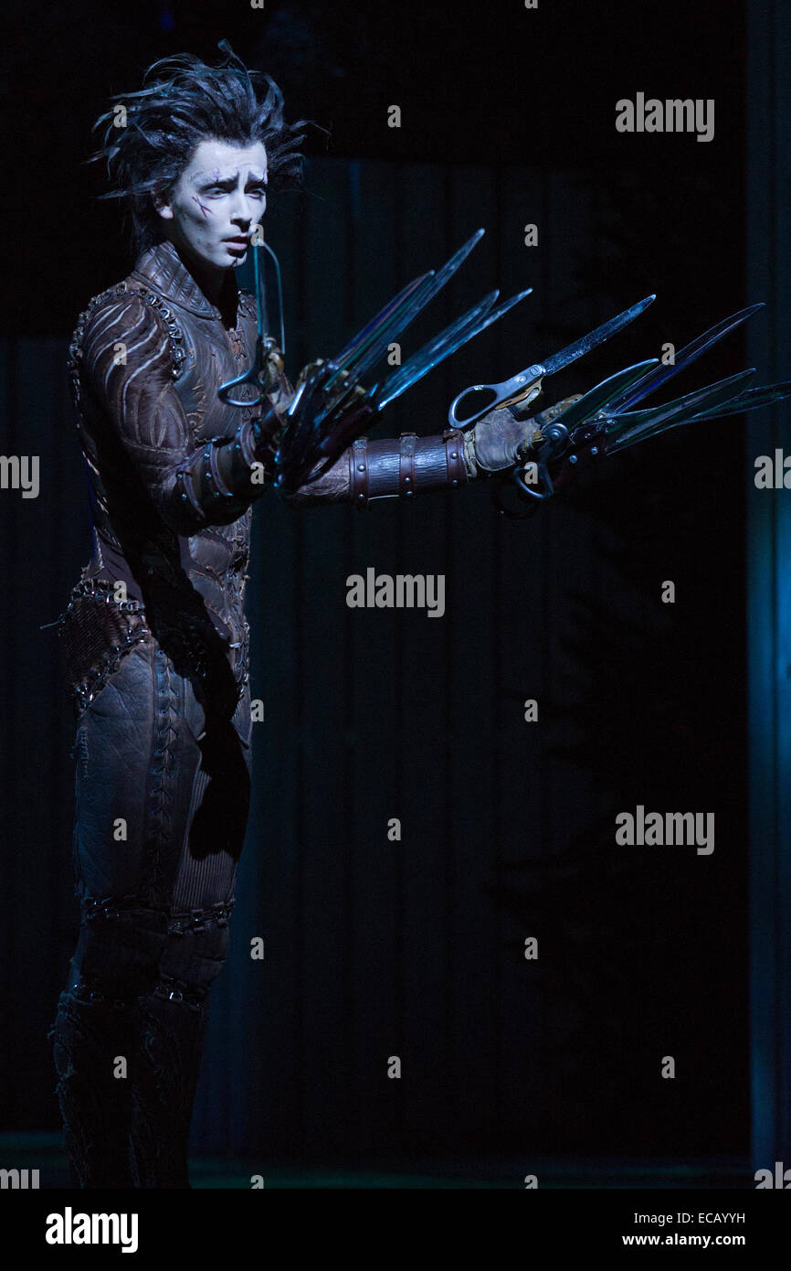 Liam Mower als Edward mit den Scherenhänden. Fototermin für die Matthew Bourne Adaption für die Bühne von Burtons Film "Edward Scissorhands" Sadler es Wells. Edward Scissorhands läuft vom 2. Dezember 2014 bis 11. Januar 2015 am Sadler es Wells Theatre in London. Edward Scissorhands entsteht durch Matthew Bourne Unternehmen neue Abenteuer. Edward Scissorhands spielt Liam Mower und Dominic North, Kim Boggs wird von Katy Lowenhoff und Ashley Shaw (auf alternative Nächte) gespielt. Stockfoto