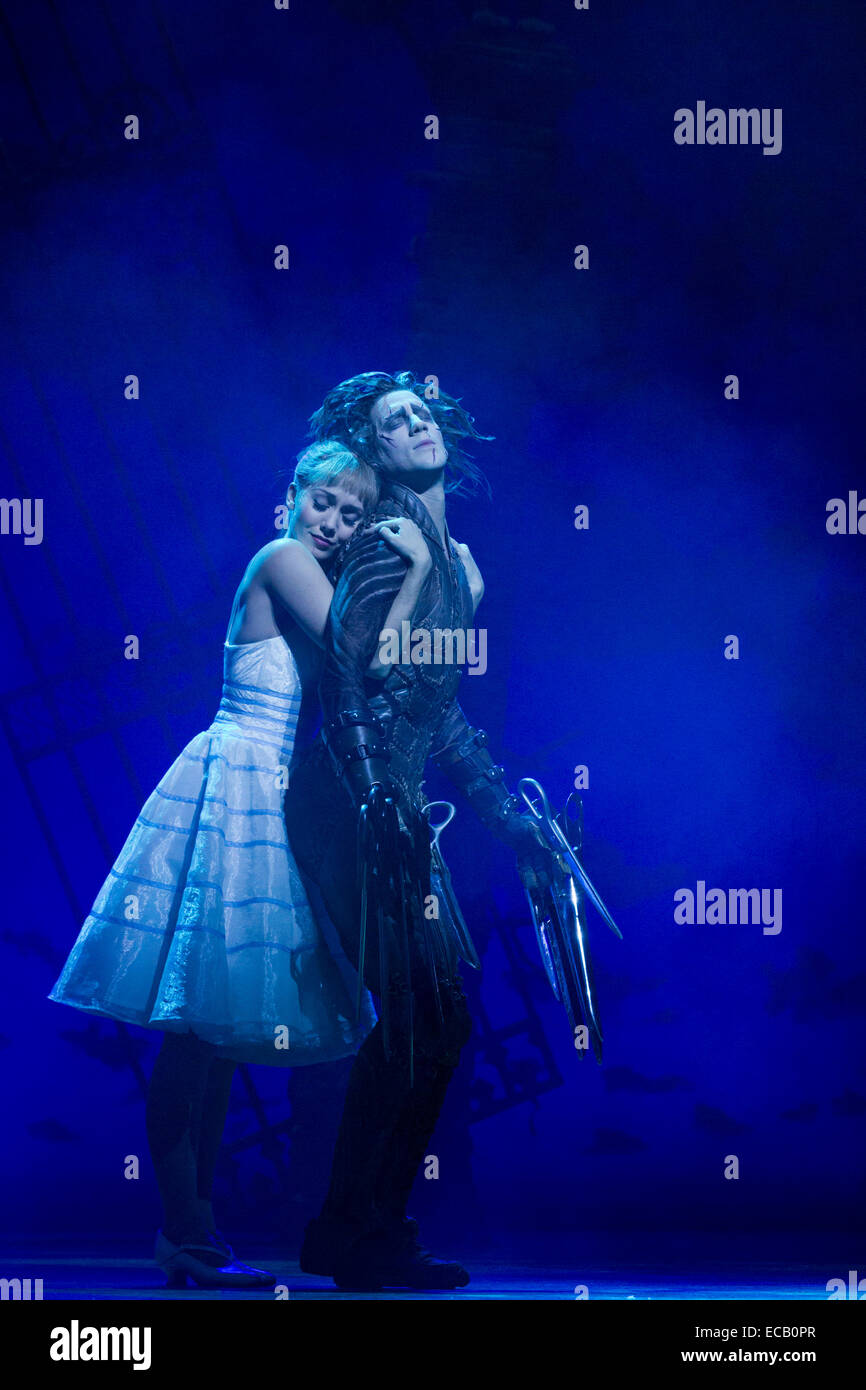 Dominic Norden als Edward mit den Scherenhänden und Ashley Shaw als Kim Boggs. Fototermin für die Matthew Bourne Adaption für die Bühne von Burtons Film "Edward Scissorhands" Sadler es Wells. Edward Scissorhands läuft vom 2. Dezember 2014 bis 11. Januar 2015 am Sadler es Wells Theatre in London. Edward Scissorhands entsteht durch Matthew Bourne Unternehmen neue Abenteuer. Edward Scissorhands spielt Liam Mower und Dominic North, Kim Boggs wird von Katy Lowenhoff und Ashley Shaw (auf alternative Nächte) gespielt. Stockfoto
