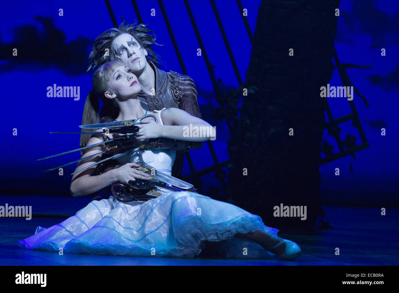 Dominic Norden als Edward mit den Scherenhänden und Ashley Shaw als Kim Boggs. Fototermin für die Matthew Bourne Adaption für die Bühne von Burtons Film "Edward Scissorhands" Sadler es Wells. Edward Scissorhands läuft vom 2. Dezember 2014 bis 11. Januar 2015 am Sadler es Wells Theatre in London. Edward Scissorhands entsteht durch Matthew Bourne Unternehmen neue Abenteuer. Edward Scissorhands spielt Liam Mower und Dominic North, Kim Boggs wird von Katy Lowenhoff und Ashley Shaw (auf alternative Nächte) gespielt. Stockfoto
