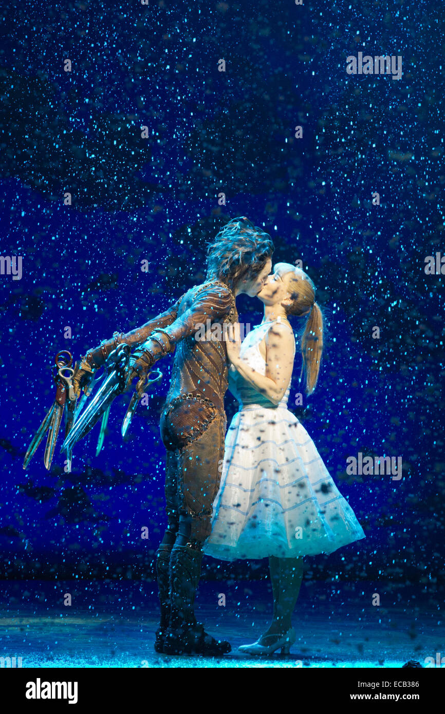Liam Mäher als Edward mit den Scherenhänden und Katy Lowenhoff als Kim Boggs. Fototermin für die Matthew Bourne Adaption für die Bühne von Burtons Film "Edward Scissorhands" Sadler es Wells. Edward Scissorhands läuft vom 2. Dezember 2014 bis 11. Januar 2015 am Sadler es Wells Theatre in London. Edward Scissorhands entsteht durch Matthew Bourne Unternehmen neue Abenteuer. Edward Scissorhands spielt Liam Mower und Dominic North, Kim Boggs wird von Katy Lowenhoff und Ashley Shaw (auf alternative Nächte) gespielt. Stockfoto