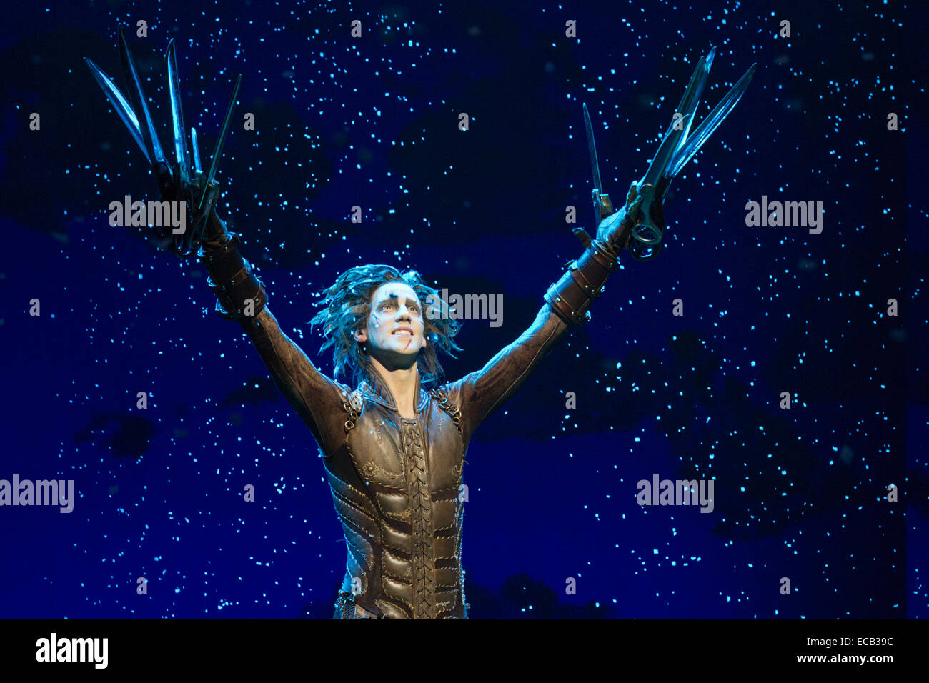Dominic Norden als Edward mit den Scherenhänden. Fototermin für die Matthew Bourne Adaption für die Bühne von Burtons Film "Edward Scissorhands" Sadler es Wells. Edward Scissorhands läuft vom 2. Dezember 2014 bis 11. Januar 2015 am Sadler es Wells Theatre in London. Edward Scissorhands entsteht durch Matthew Bourne Unternehmen neue Abenteuer. Edward Scissorhands spielt Liam Mower und Dominic North, Kim Boggs wird von Katy Lowenhoff und Ashley Shaw (auf alternative Nächte) gespielt. Stockfoto