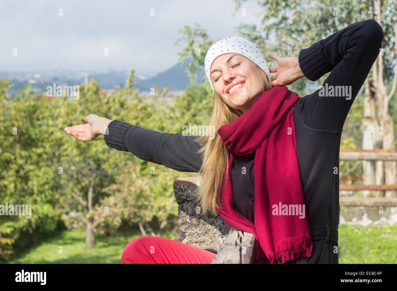 glücklich kostenlose blonde Mädchen junge Frau erholsamen Frühling Tag im freien Urlaub genießen 'Kopieren Raum' 'Hände hob' rot grün Stockfoto