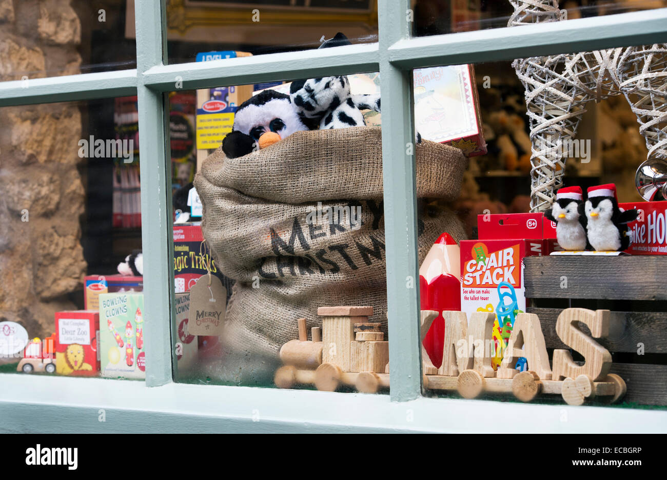 Kinder-Weihnachts-Sack voller Spielzeug in einem Schaufenster in den Cotswolds. England Stockfoto