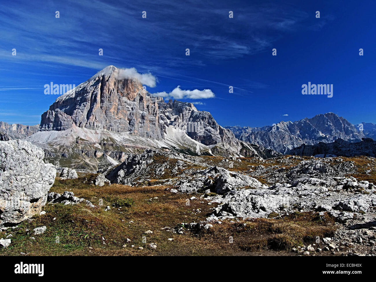 Blick auf die Tofana di Rozes und andere Gipfel in Dolomiten Stockfoto