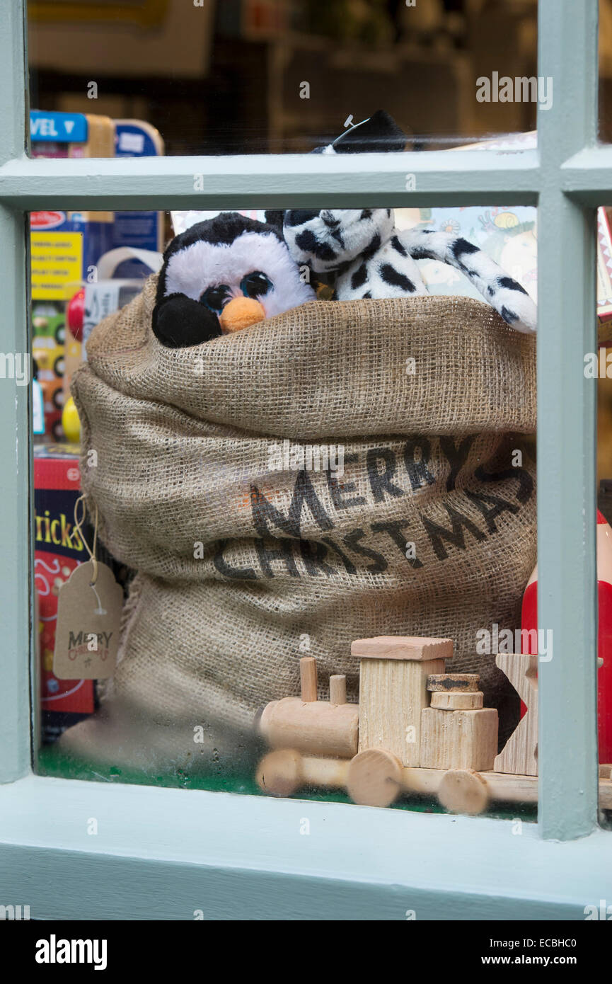 Kinder-Weihnachts-Sack voller Spielzeug in einem Schaufenster in den Cotswolds. England Stockfoto