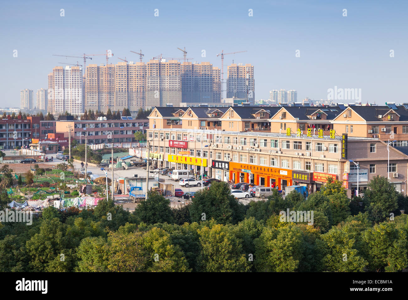 Hangzhou, China - 2. Dezember 2014: moderne Teil der Stadt Hangzhou mit neuer Wohn-Häuser im Bau Stockfoto