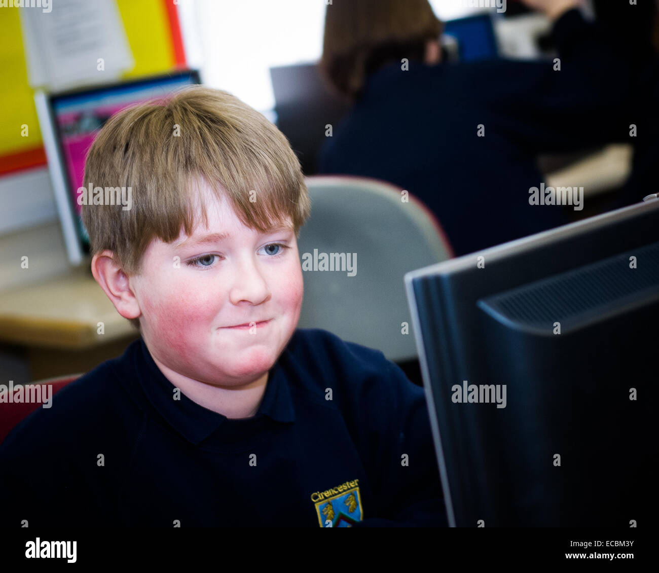 Student mit einem Computer in der Schule Stockfoto