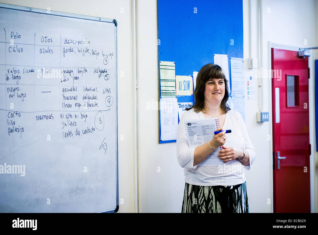 Weibliche Fremdsprachenlehrerin unterrichten von Spanisch auf eine Gesamtschule Klasse in Cirencester, Großbritannien Stockfoto