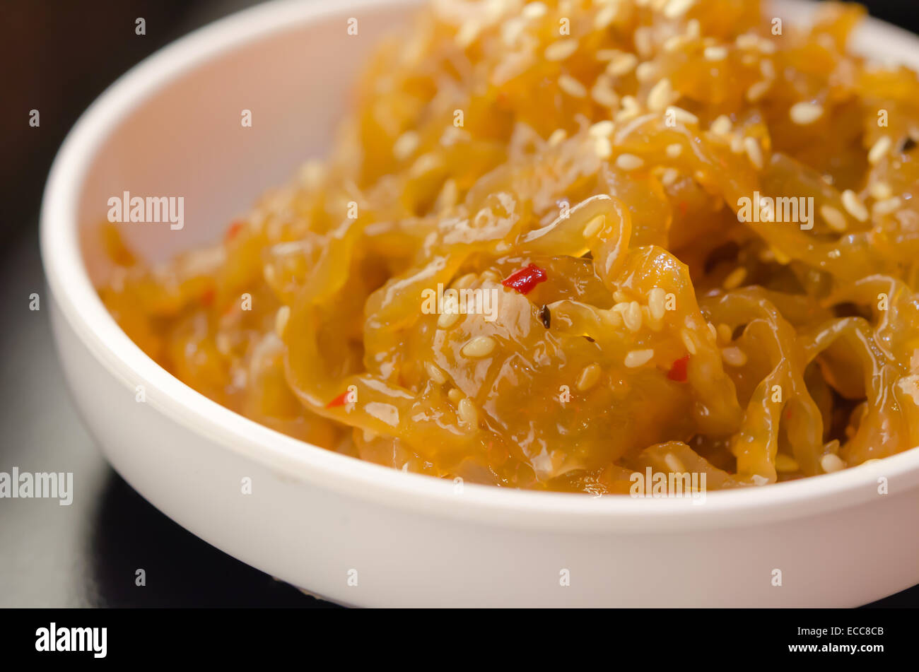 Gourmet gemischter Quallen Salat in Schüssel weiß, chinesische Küche Stockfoto