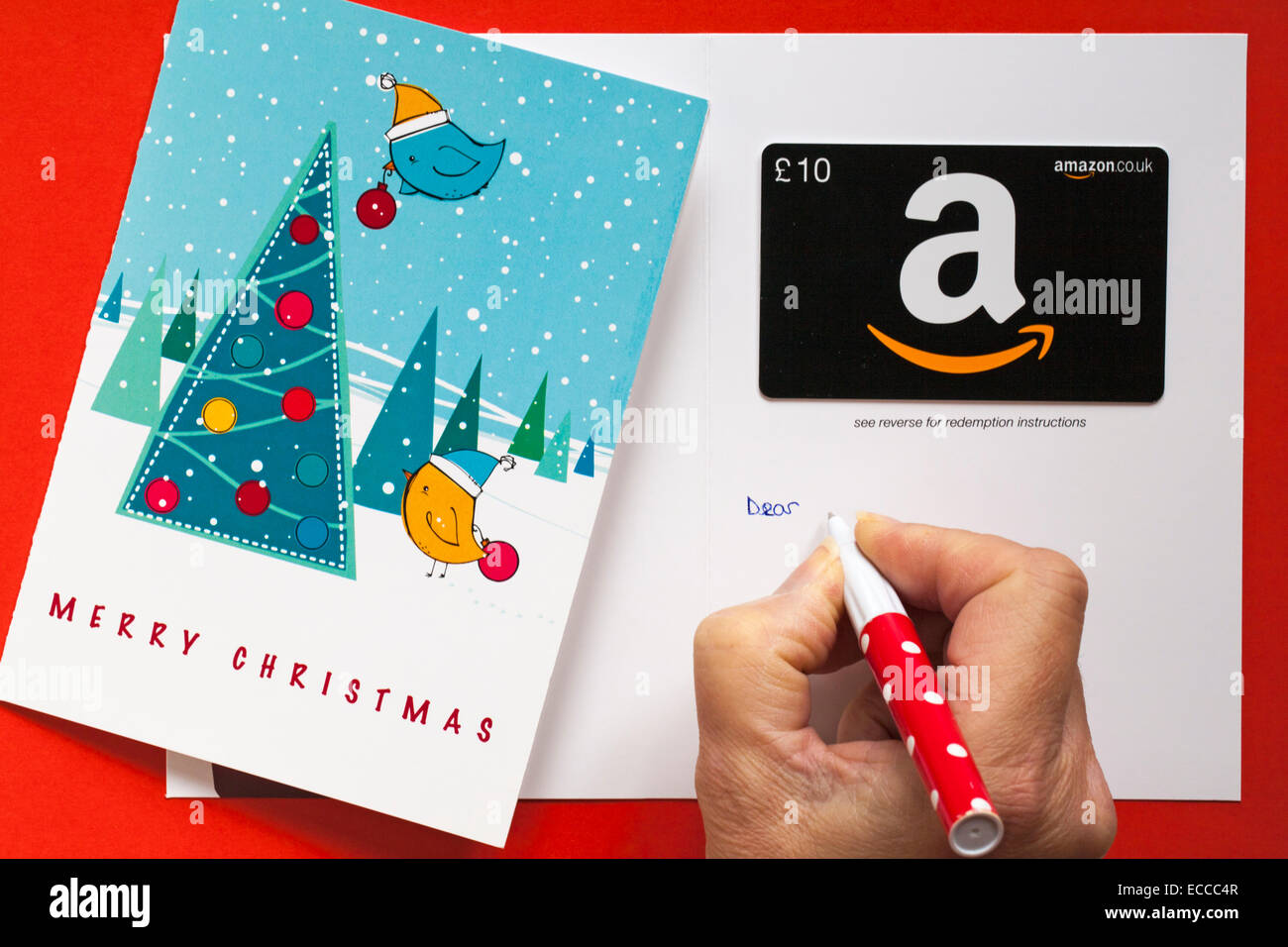 Amazon Frohe Weihnachten giftcard mit Vögeln schmücken Weihnachtsbaum  Geschenkkarte auf rotem Hintergrund einstellen Stockfotografie - Alamy