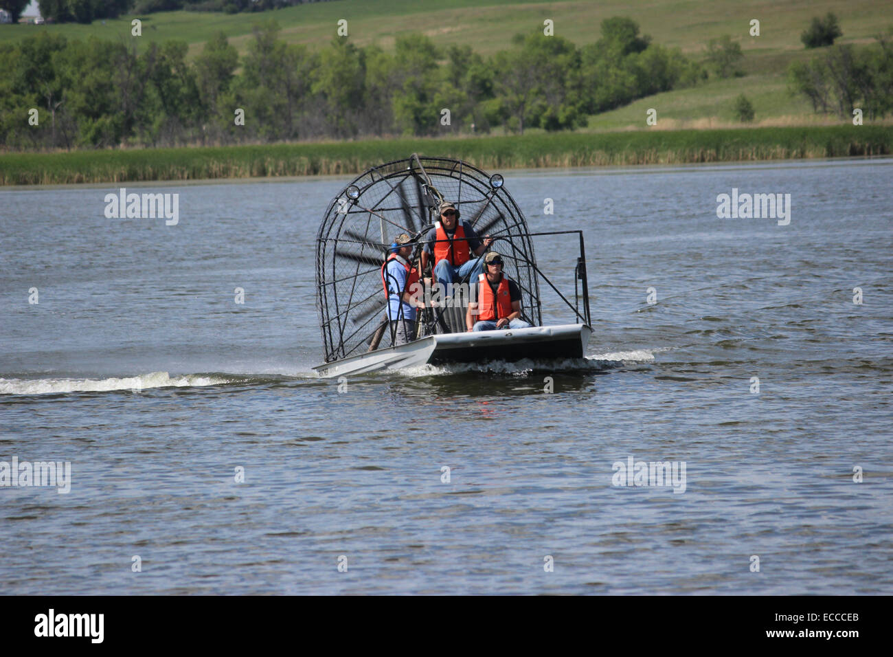 Ein Motorboot und Airboat Sicherheitstraining fand vor kurzem im oberen Souris National Wildlife Refuge in North Dakota. Studenten erhalten Präsenztrainings sowie Bereich Ausbildung bei der Verwendung von Rettungsschwimmkörper (PFDs), verschiedene motorisierte Boote, Trailer und Luftkissenboote. Schüler mussten übergeben eine schriftliche Prüfung und eine praktische Prüfung, wo sowohl die Sicherheit als auch die Fähigkeiten beim laufen Kurse eingerichtet gezeigt. Stockfoto