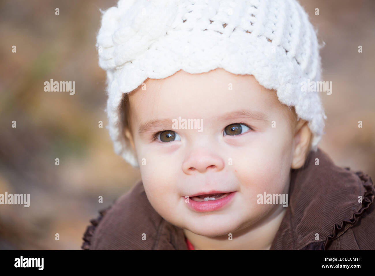 Ein einjähriges Mädchen lächelt während einer Herbst-Zeit-Foto-Session in Kalispell, Montana. Stockfoto