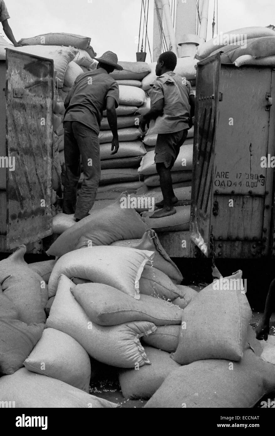 Arbeiter entladen Säcke mit Hilfe von Güterzug in Maputo, Mosambik circa 1994 Stockfoto