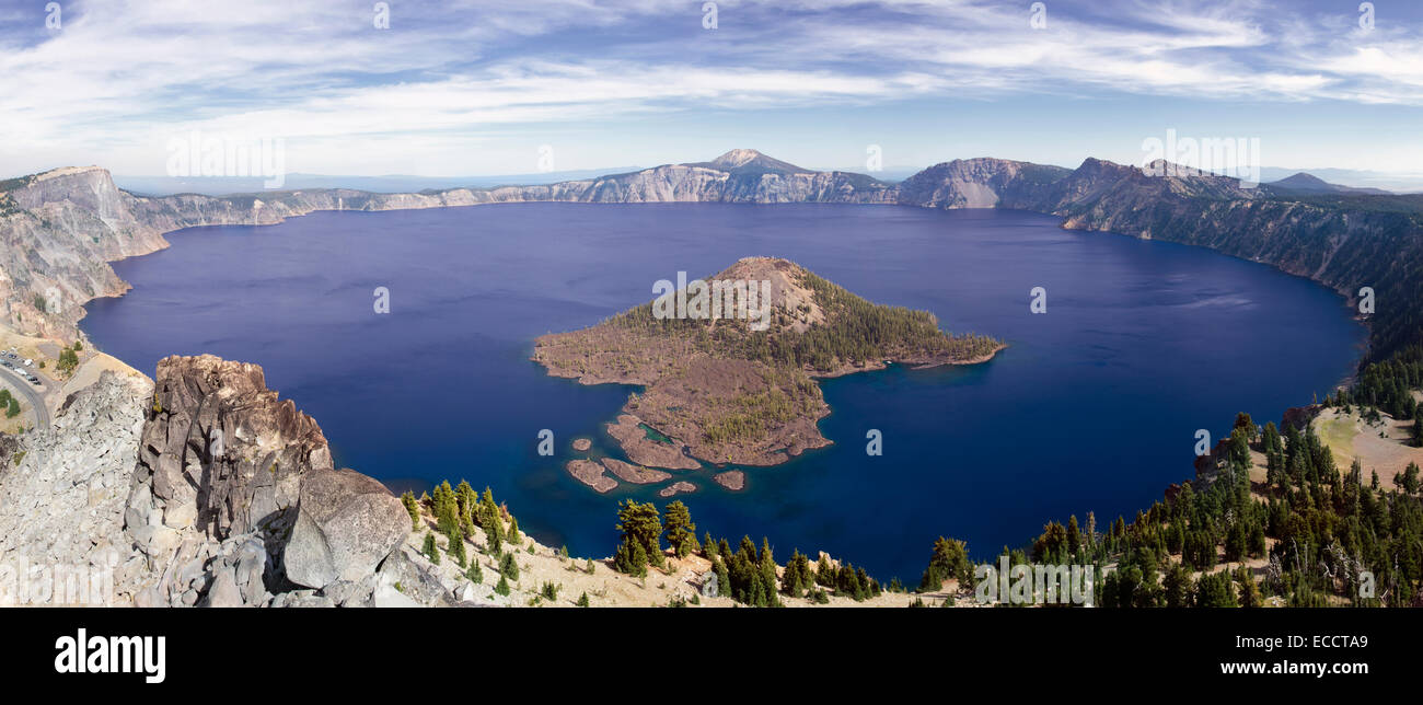 Wizard Island, der größere der beiden Inseln auf Oregon? s Kratersee, der tiefste See in den USA 1.943 zu Füßen. Stockfoto