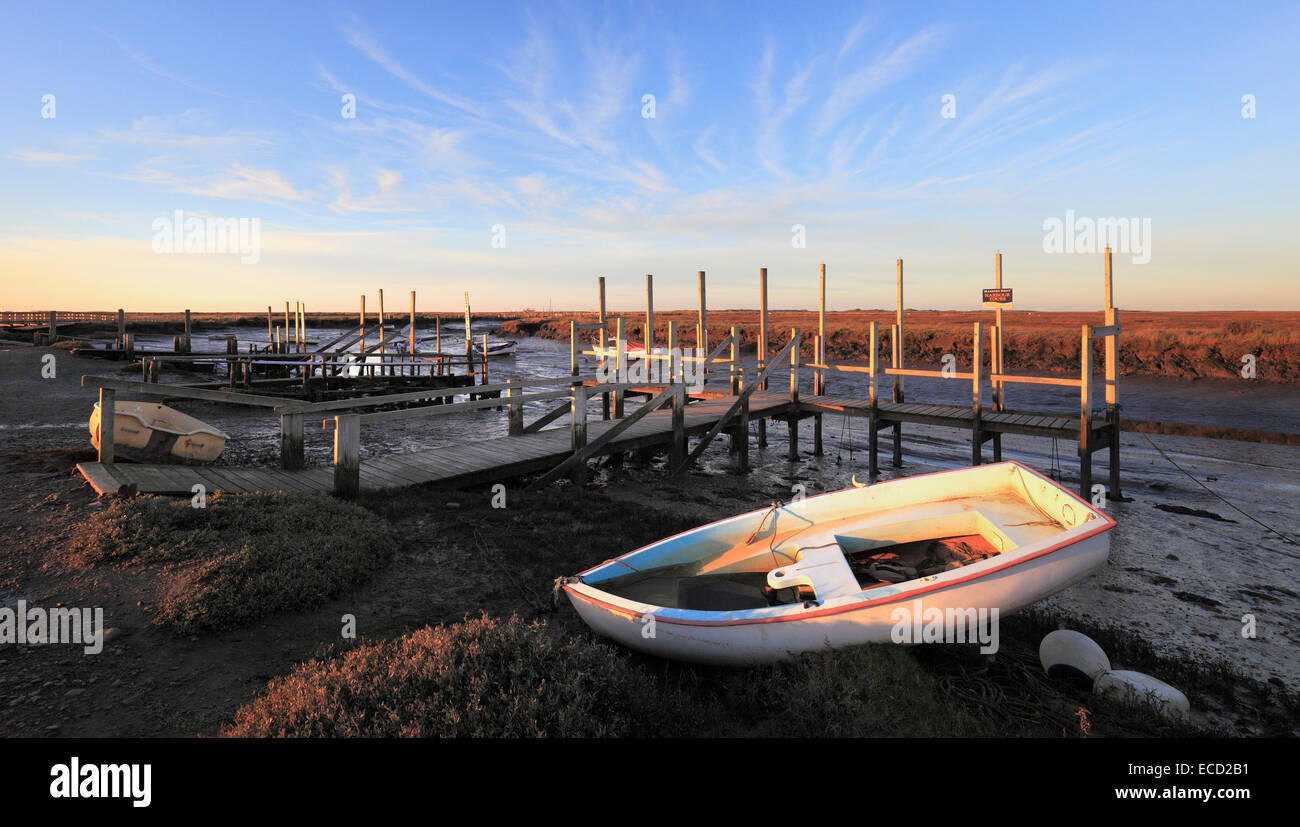 Hölzerne Stege und Boote im Hafen von Morston an der North Norfolk-Küste. Stockfoto
