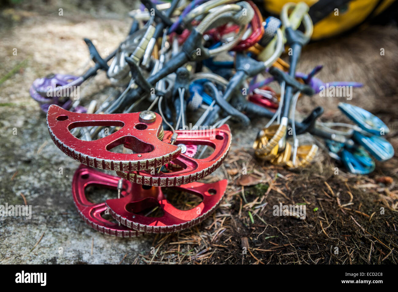 Kletterausrüstung ruht am Fuße der Felswand. Esigo, Ossola, Italien. Stockfoto