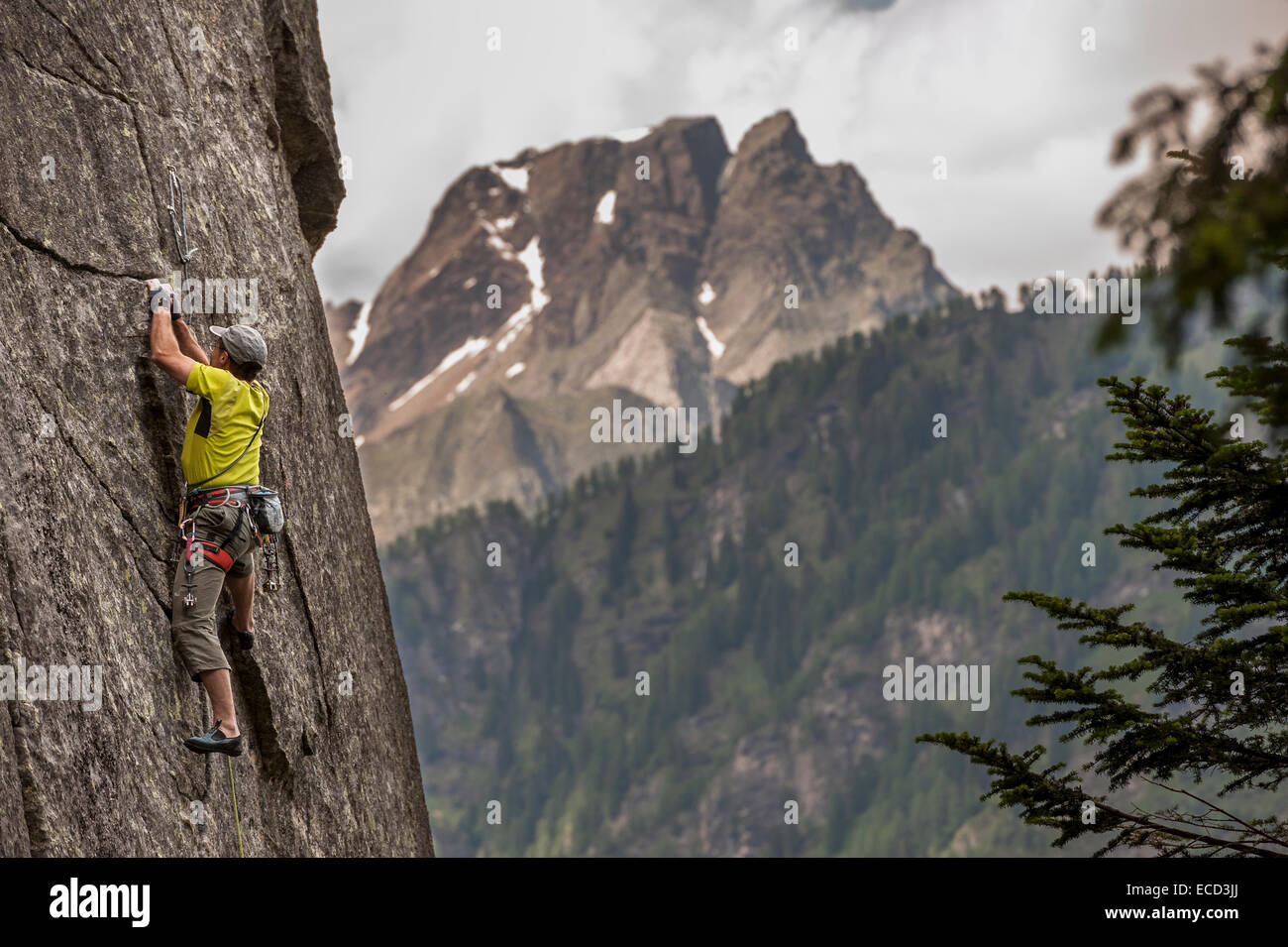 Mann-Trad Klettern eine Crack-Route in Esigo, Ossola, Italien. Ossola ist das Hauptreiseziel in Europa zum Riss klettern. Stockfoto