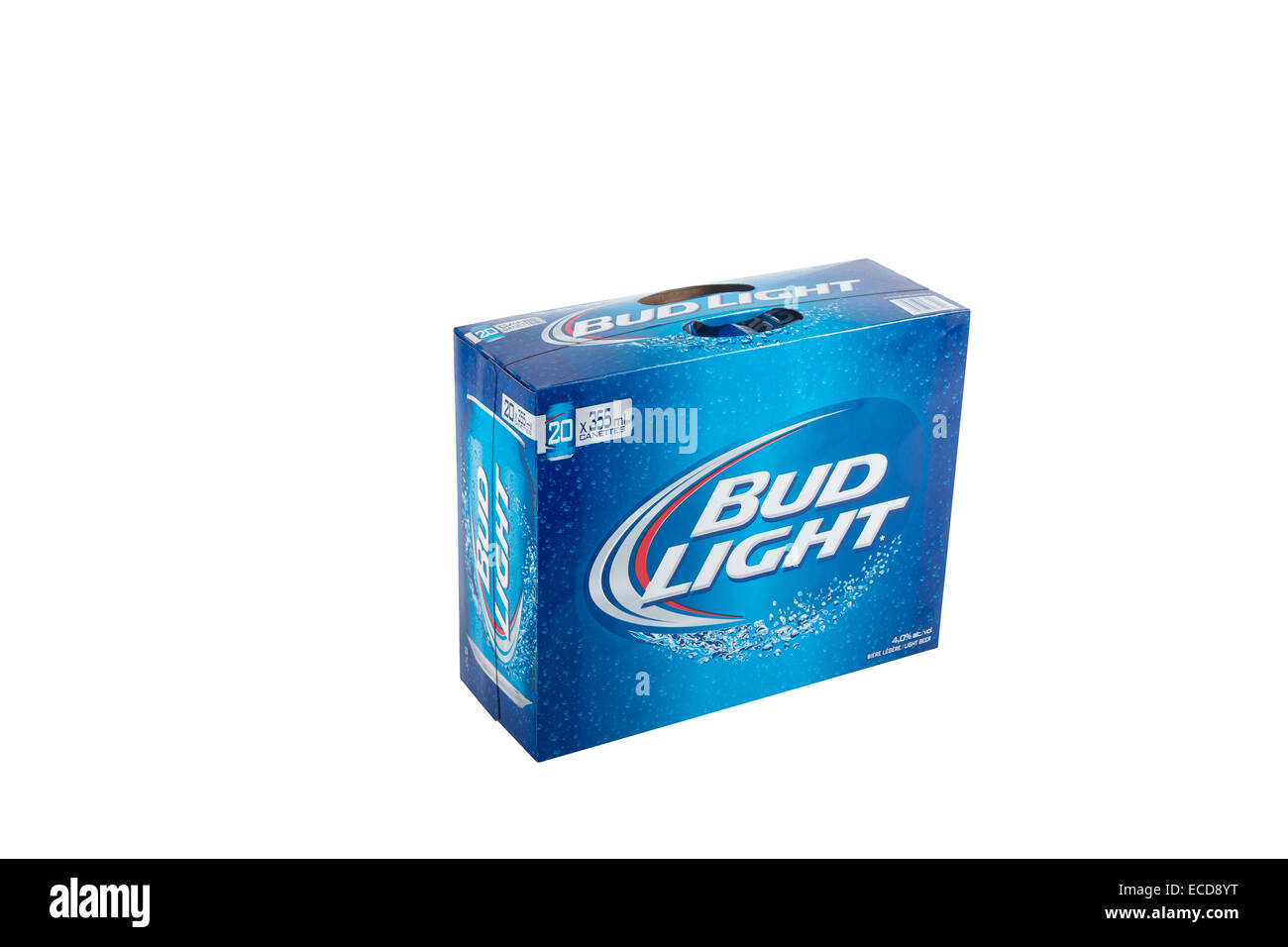 Eine Packung 20 355 ml Dosen Bud Light Bier ist über einen rein weißen Hintergrund abgebildet. Stockfoto
