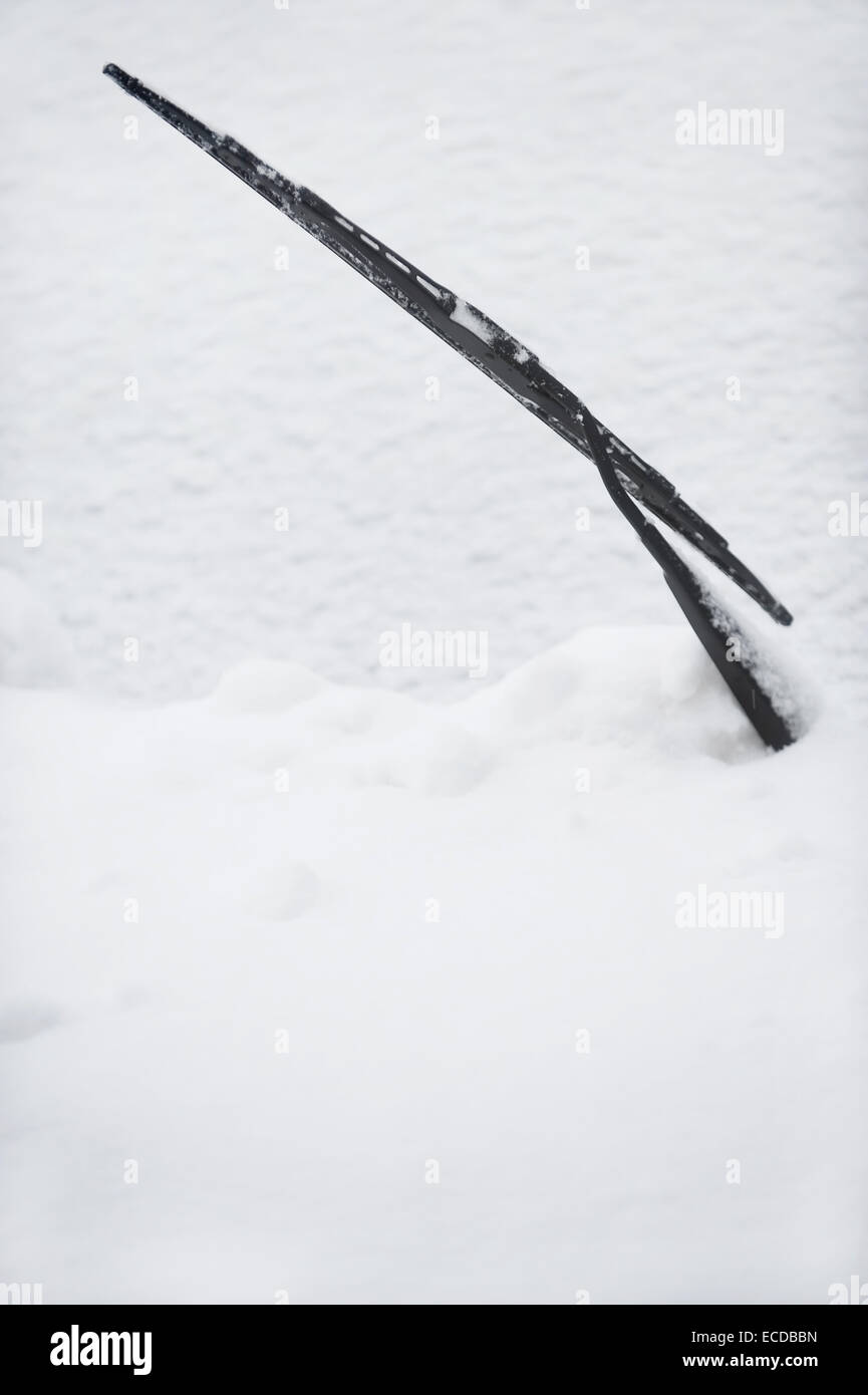 Detail mit einem Auto Scheibenwischer nach Schneefall Stockfoto