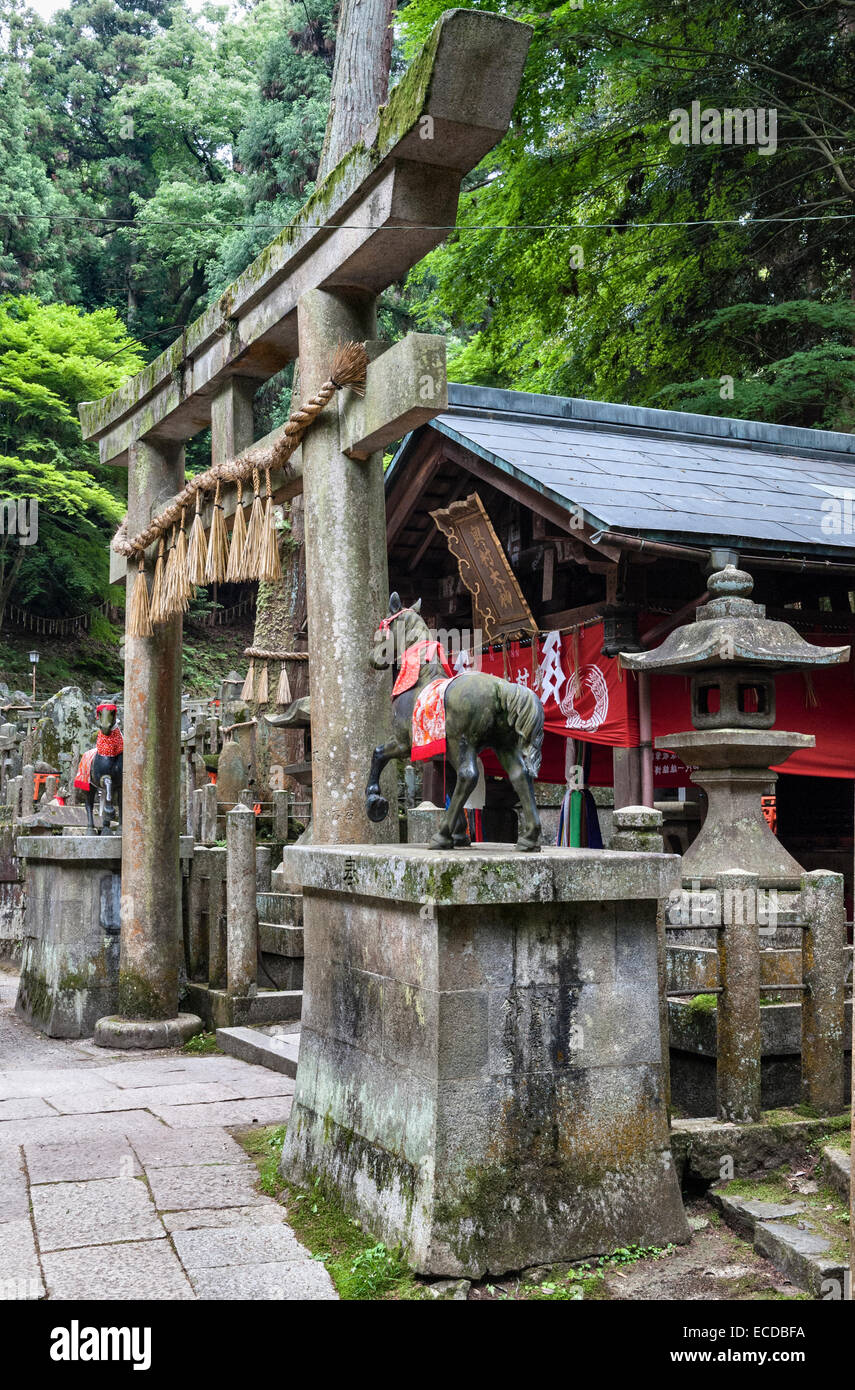 Statue eines heiligen Pferdes auf einem schintoistischen Friedhof, am Berg am Schrein von Fushimi Inari-taisha, Kyoto, Japan Stockfoto