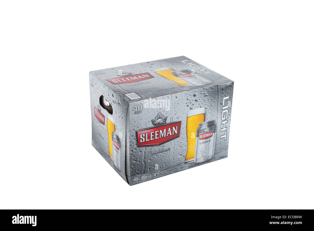 Eine Packung 40 355 ml Dosen Bier Sleeman Licht wird über einen rein weißen Hintergrund abgebildet. Stockfoto