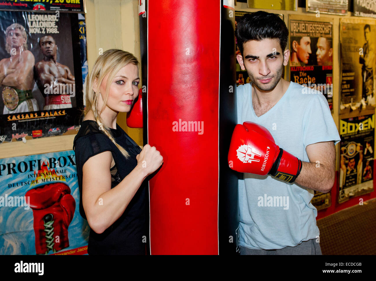Hamburg, Deutschland. 11. Dezember 2014. Ehemalige Box-Weltmeisterin Regina Halmich und Schauspieler Salah Massoud posieren bei einem Fototermin für die neue ZDF Familienserie "Sibel und Maxstellung" in Hamburg, Deutschland, 11. Dezember 2014. Ab Januar 2015 werden die ersten Folgen der neuen Serie ausgestrahlt werden. Foto: DANIEL BOCKWOLDT/Dpa/Alamy Live News Stockfoto