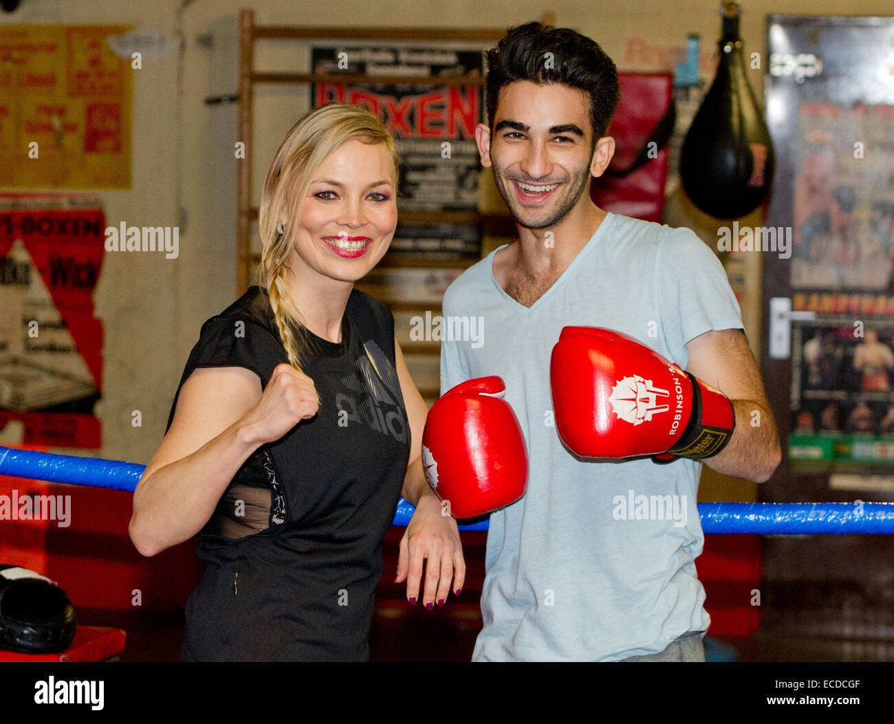 Hamburg, Deutschland. 11. Dezember 2014. Ehemalige Box-Weltmeisterin Regina Halmich und Schauspieler Salah Massoud posieren bei einem Fototermin für die neue ZDF Familienserie "Sibel und Maxstellung" in Hamburg, Deutschland, 11. Dezember 2014. Ab Januar 2015 werden die ersten Folgen der neuen Serie ausgestrahlt werden. Foto: DANIEL BOCKWOLDT/Dpa/Alamy Live News Stockfoto