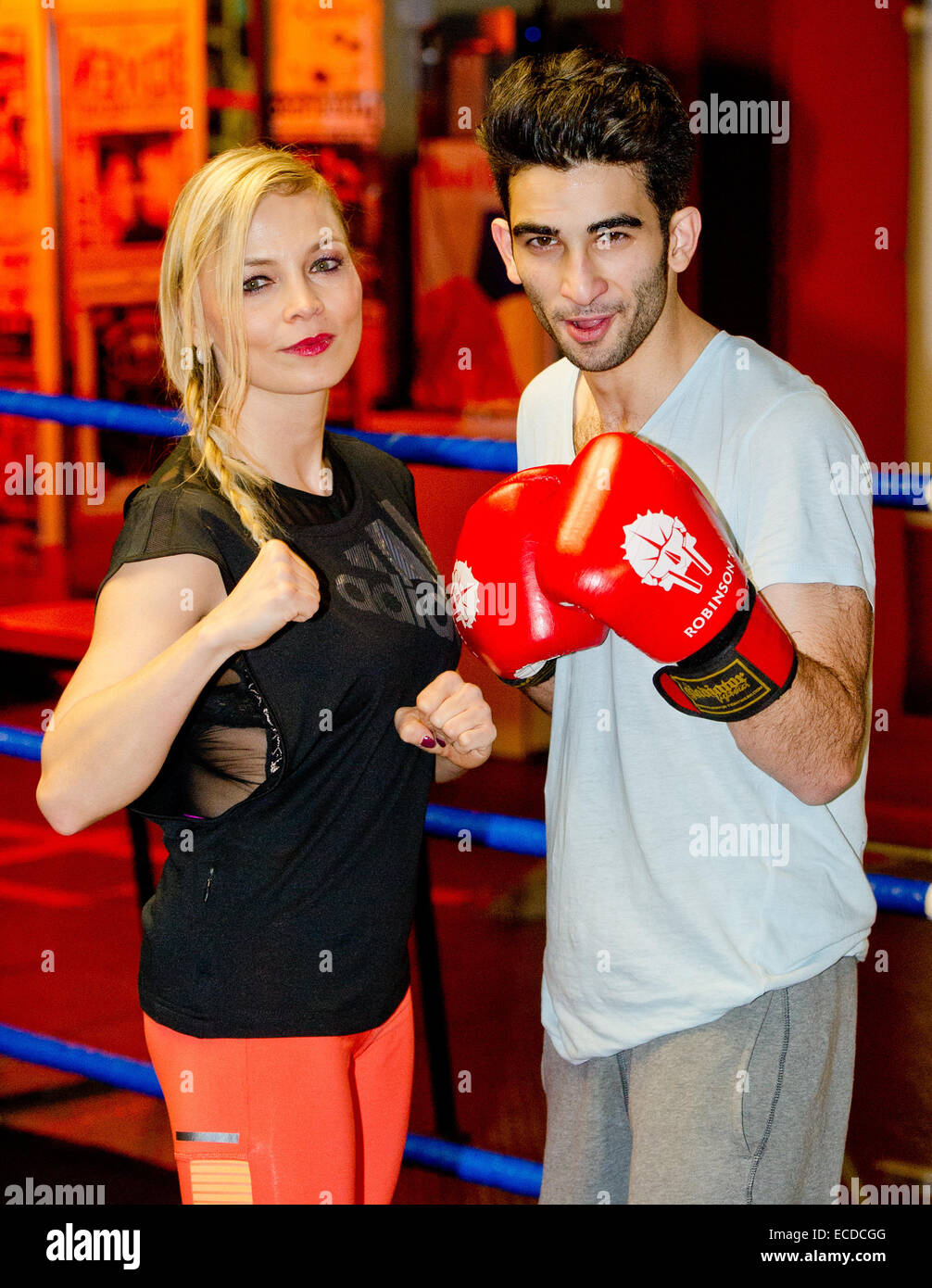 Hamburg, Deutschland. 11. Dezember 2014. Ehemalige Box-Weltmeisterin Regina Halmich und Schauspieler Salah Massoud posieren bei einem Fototermin für die neue ZDF Familienserie "Sibel und Maxstellung" in Hamburg, Deutschland, 11. Dezember 2014. Ab Januar 2015 werden die ersten Folgen der neuen Serie ausgestrahlt werden. Foto: DANIEL BOCKWOLDT/Dpa/Alamy Live News Stockfoto