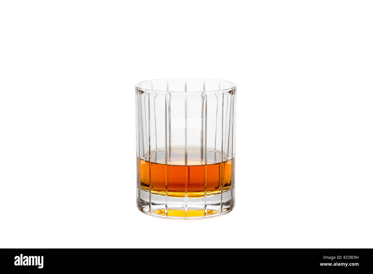 Kristallglas mit Whisky, Bourbon oder anderen bernsteinfarbenen Likör.  Isoliert auf weiss. Stockfoto