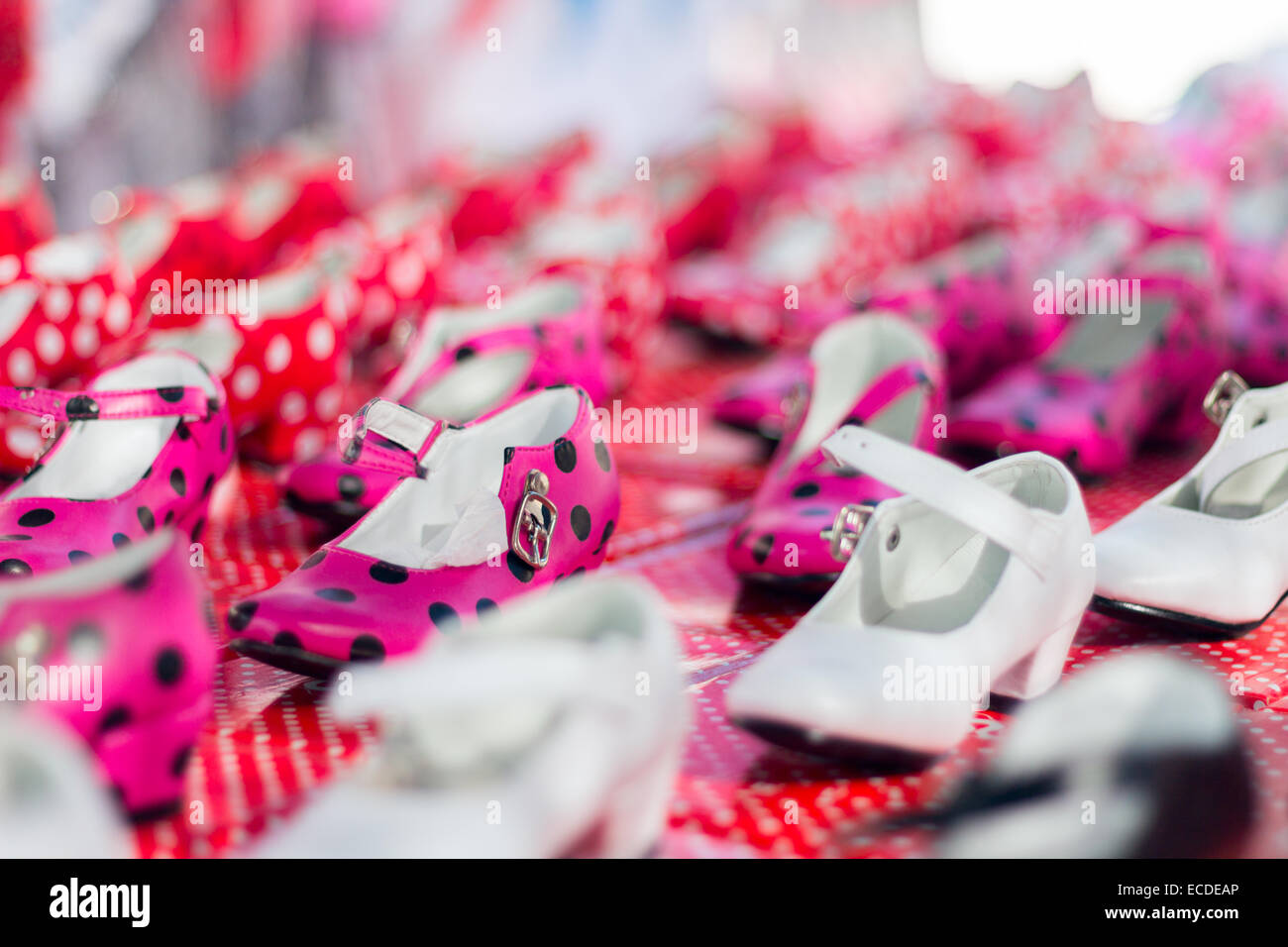 Typische spanische Gipsy Schuhe auf ihre Boxen. Geringe Schärfentiefe. Stockfoto