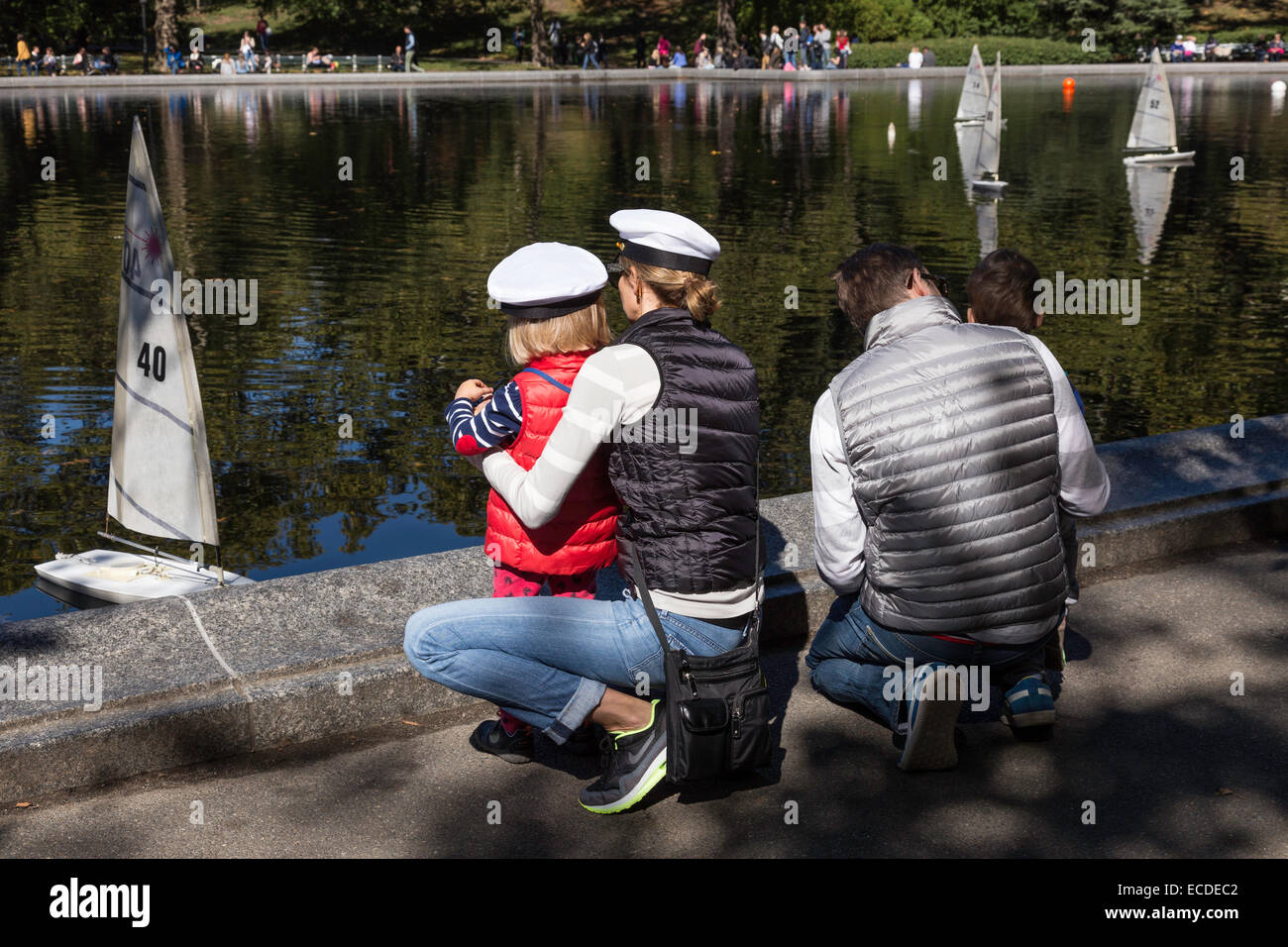 Familie mietet ein Spielzeugboot Wasserteich Segelboot Conservatory in New York Central park Stockfoto