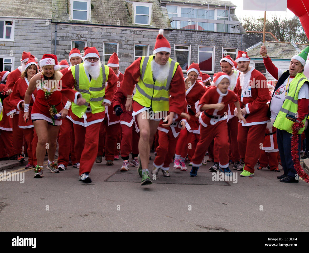 Starten der Nächstenliebe Santa run auf das Weihnachtsfest von Padstow, Cornwall, UK Stockfoto