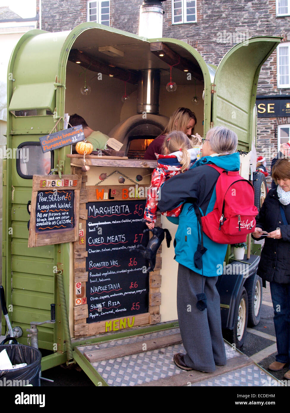 Suppen-Anbieter verkaufen Pizza aus einem umgebauten Pferdeanhänger auf das Weihnachtsfest von Padstow, Cornwall, UK Stockfoto