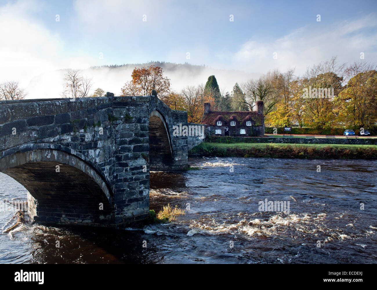 Herbstnebel über Pont Fawr Brücke drei gewölbte steinerne Brücke über Fluss Conwy am Llanwrst Snowdonia National Park Gwynedd Stockfoto