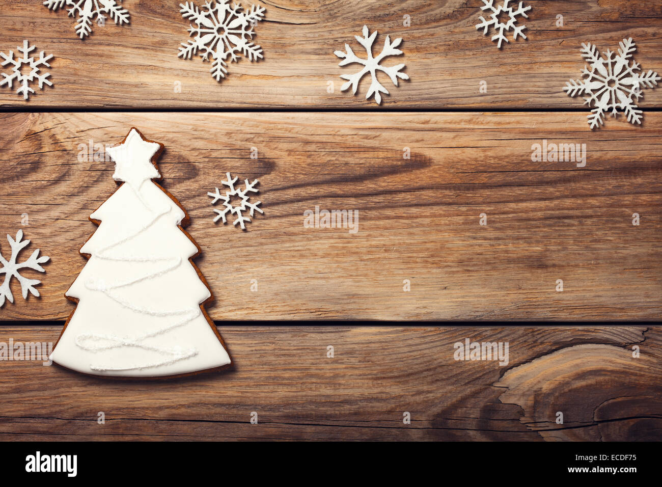 Weihnachten Hintergrund mit Lebkuchen in Form eines Baumes auf Holztisch. Kopieren Sie Raum. Ansicht von oben Stockfoto