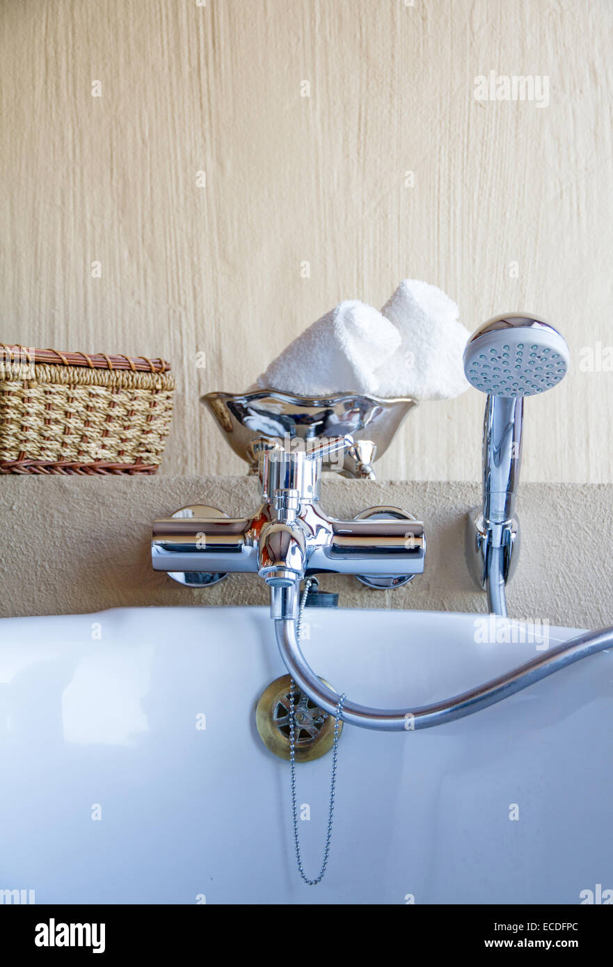 Luxus Badewanne in einem Badezimmer mit Handtüchern Stockfoto