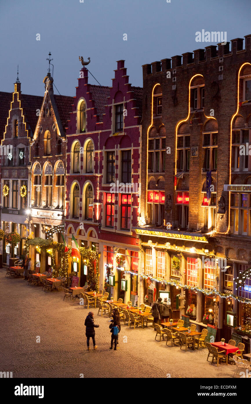 Traditionelle Gebäude auf dem Marktplatz von Brügge in der Abenddämmerung, Stadtzentrum von Brügge, Brügge, Belgien, Europa Stockfoto