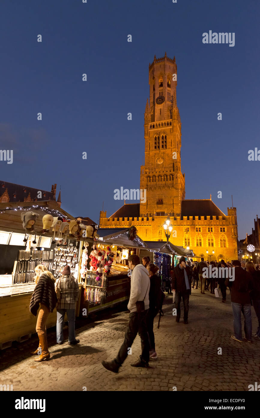 Brügge-Weihnachtsmarkt - auf dem Markt-Platz in der Dämmerung mit dem Belfried beleuchtet; Brügge, Belgien-Europa Stockfoto