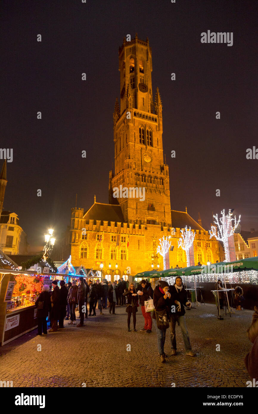 Brügge Weihnachtsmarkt im Markt (Markt) quadratisch, Stadtzentrum, mit dem Belfried in der Nacht, Brügge, Belgien-Europa Stockfoto
