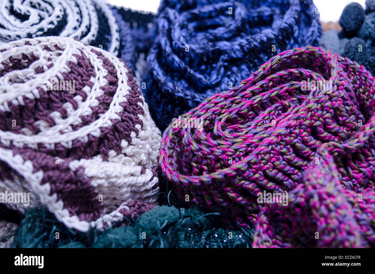 Eine Reihe von handgemachten bunten Schals, die zusammen in einer Nahaufnahme Stockfoto