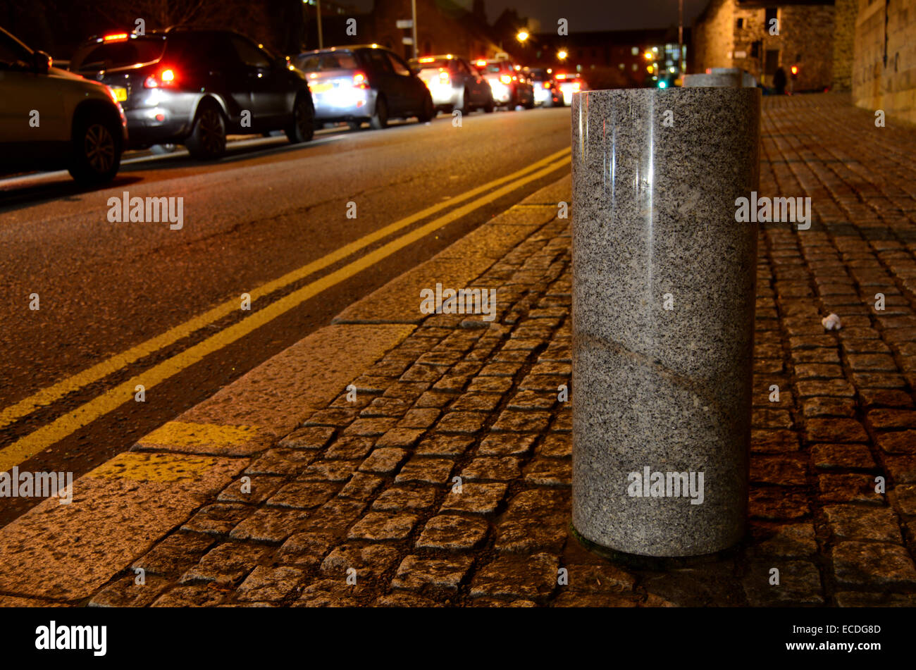 Poliertem Granit Poller auf Bürgersteig in Glasgow, Schottland Stockfoto