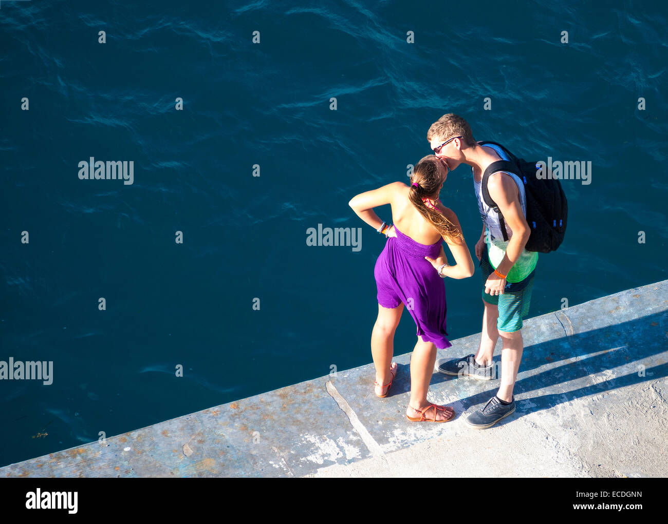 Nassau, Bahamas - 9. Oktober 2014: Eine junge Erwachsene paar küssen einander In Port Stockfoto
