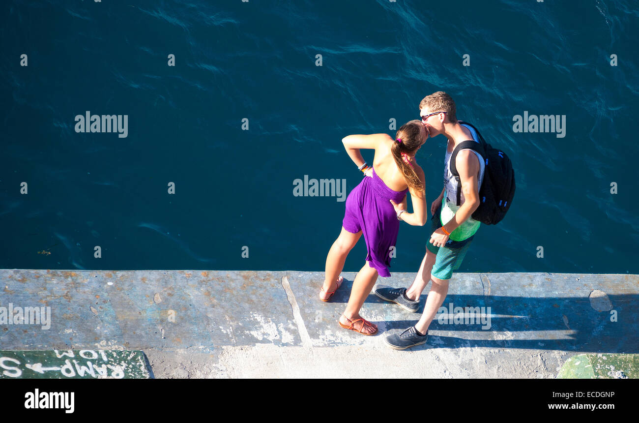 Nassau, Bahamas - 9. Oktober 2014: Eine junge Erwachsene paar küssen einander In Port Stockfoto
