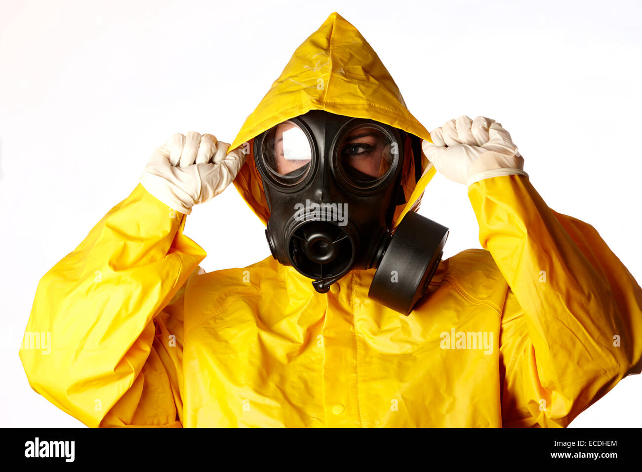 Frau, die Schutzkleidung und Gasmaske trägt, Gesichtsschutz und Gummihandschuhe, die sich auf einen chemieepidemischen oder viralen Ausbruch vorbereiten Stockfoto