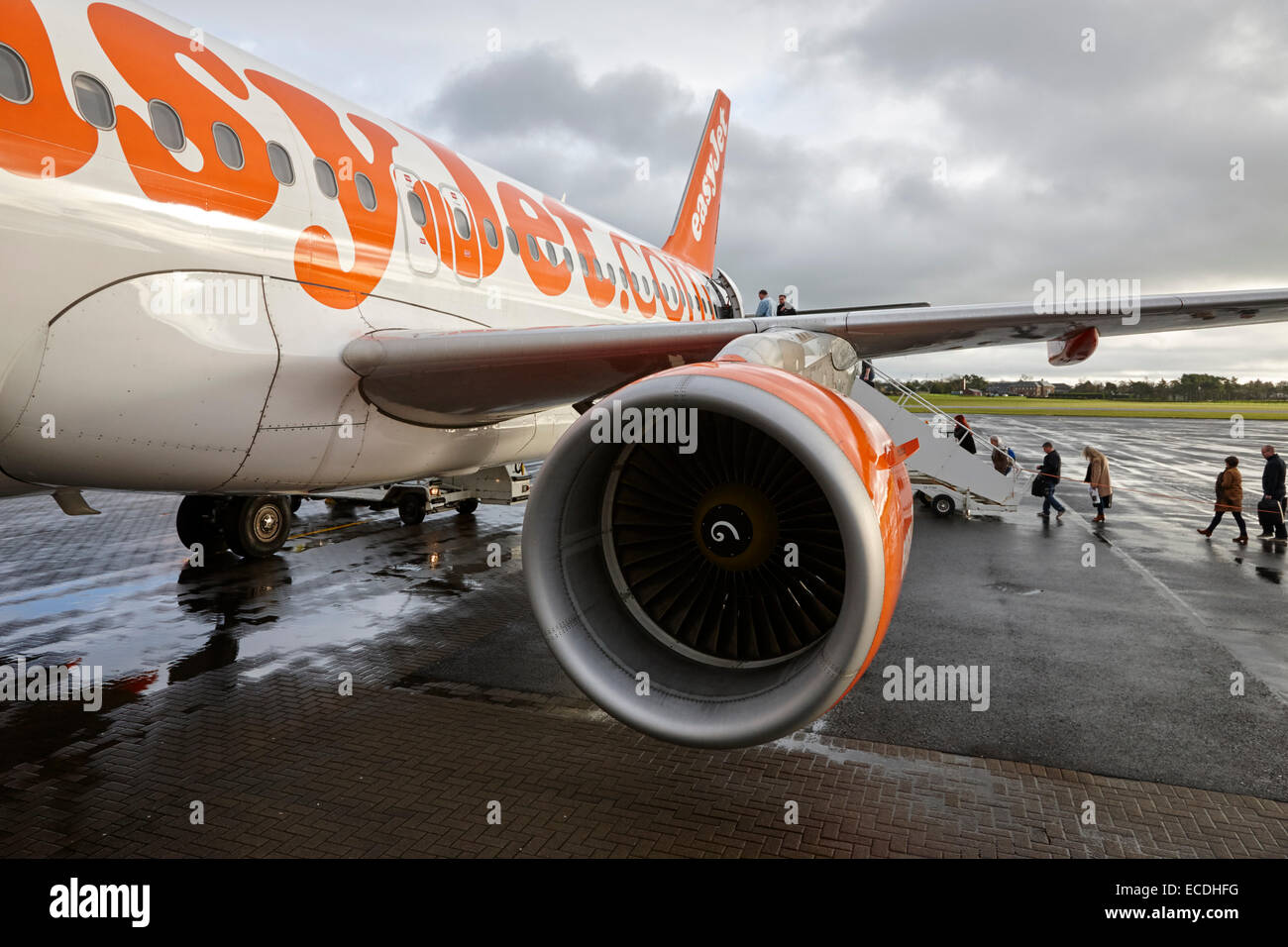 Fluggästen Easyjet Airbus-Flugzeuge am Flughafen belfast Stockfoto