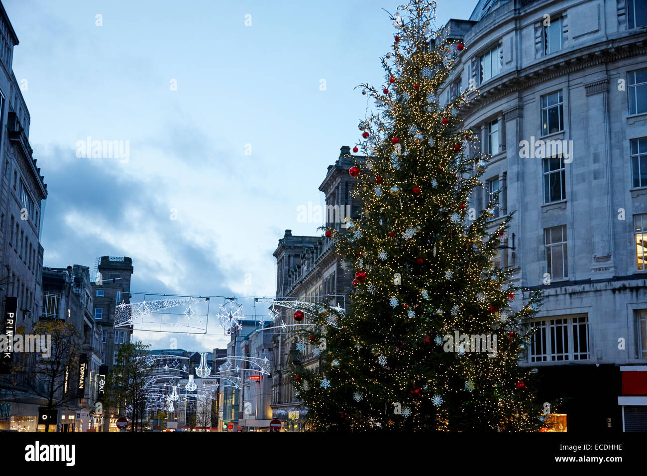 Stadtzentrum von Liverpool Weihnachtsbaum und Lichter auf Weihnachts-shopping Abend church street UK Stockfoto