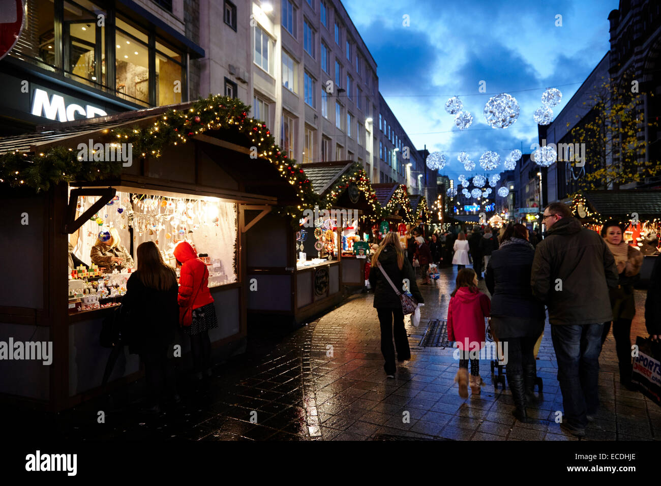 Stadtzentrum von Liverpool Weihnachtsmarkt und Lichter auf Weihnachts-shopping Abend church street UK Stockfoto