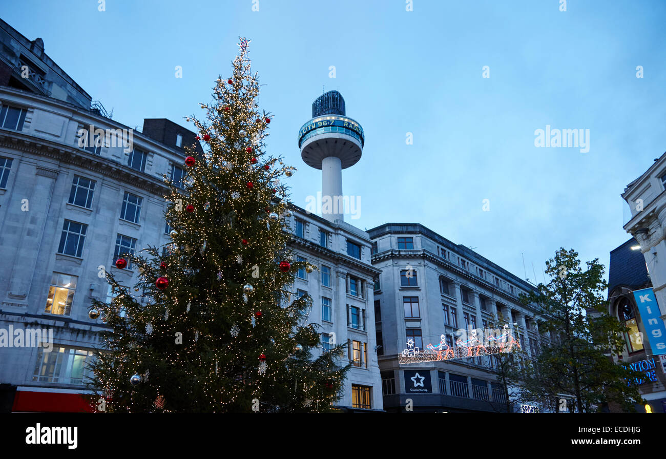 Stadtzentrum von Liverpool Weihnachtsbaum und Lichter auf Weihnachts-shopping Abend church street UK Stockfoto