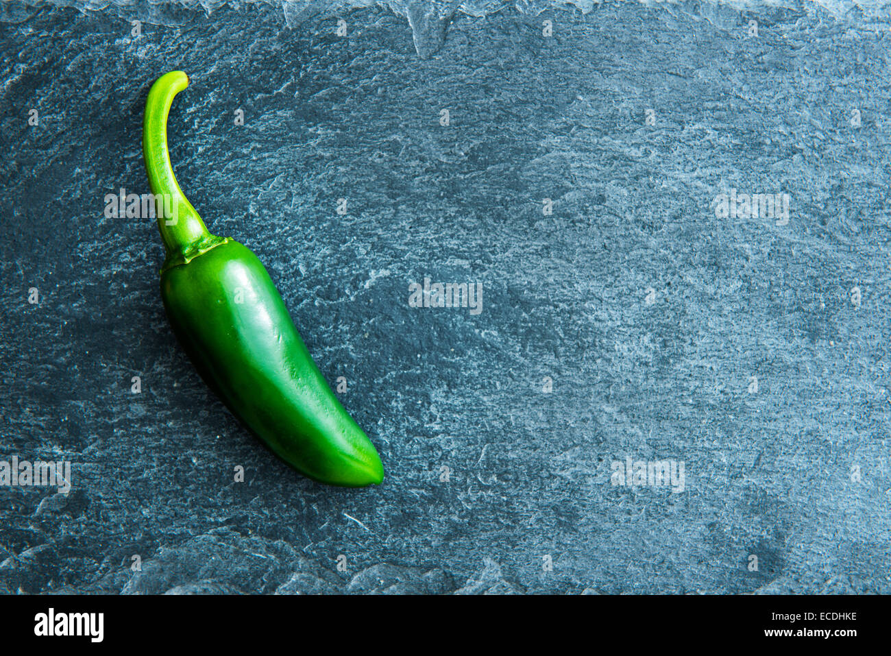 Closeup auf grüne Chilischote auf Stein Substrat Stockfoto