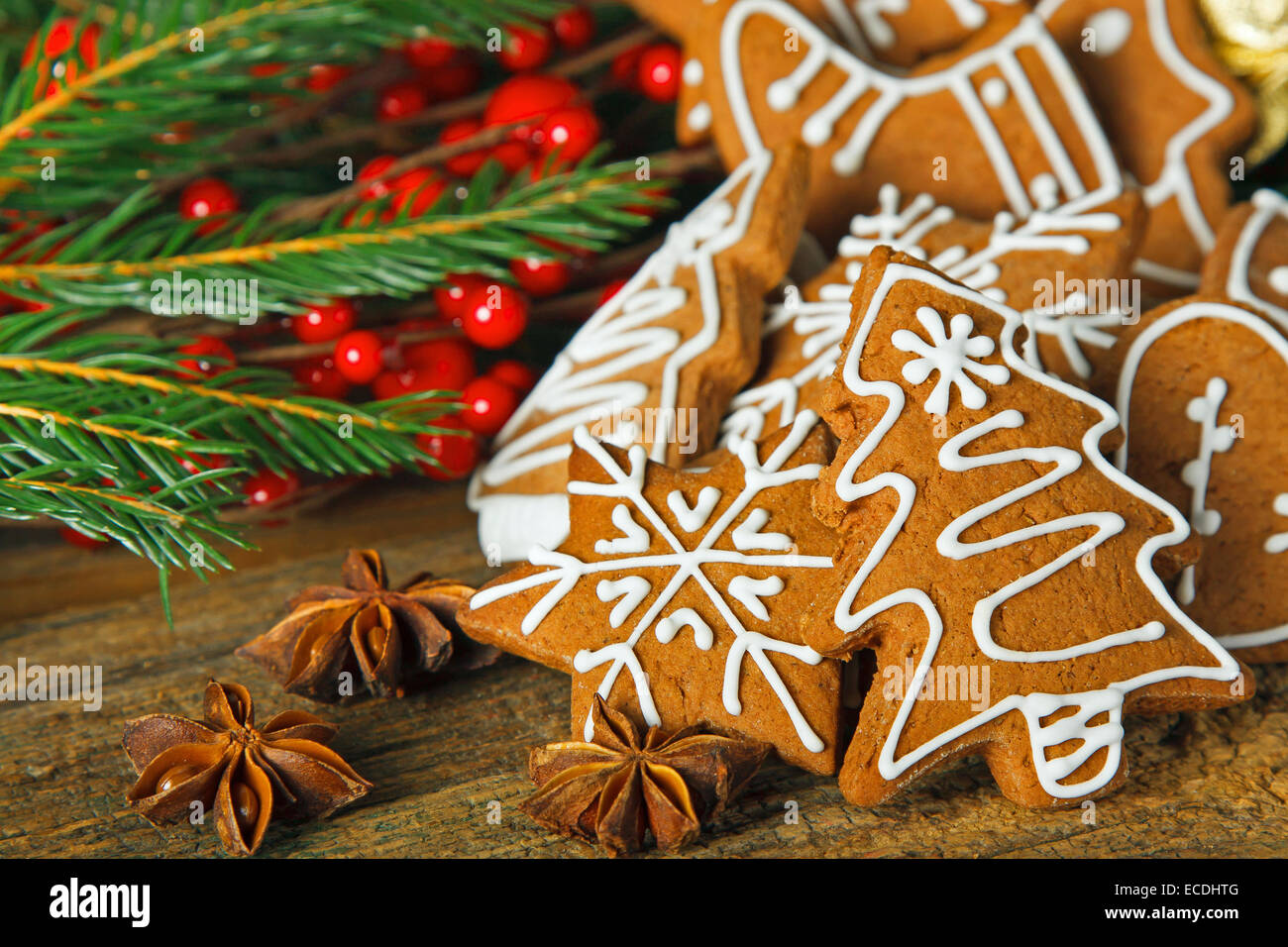 Weihnachten-Zusammensetzung - Lebkuchen auf Holztisch Stockfoto